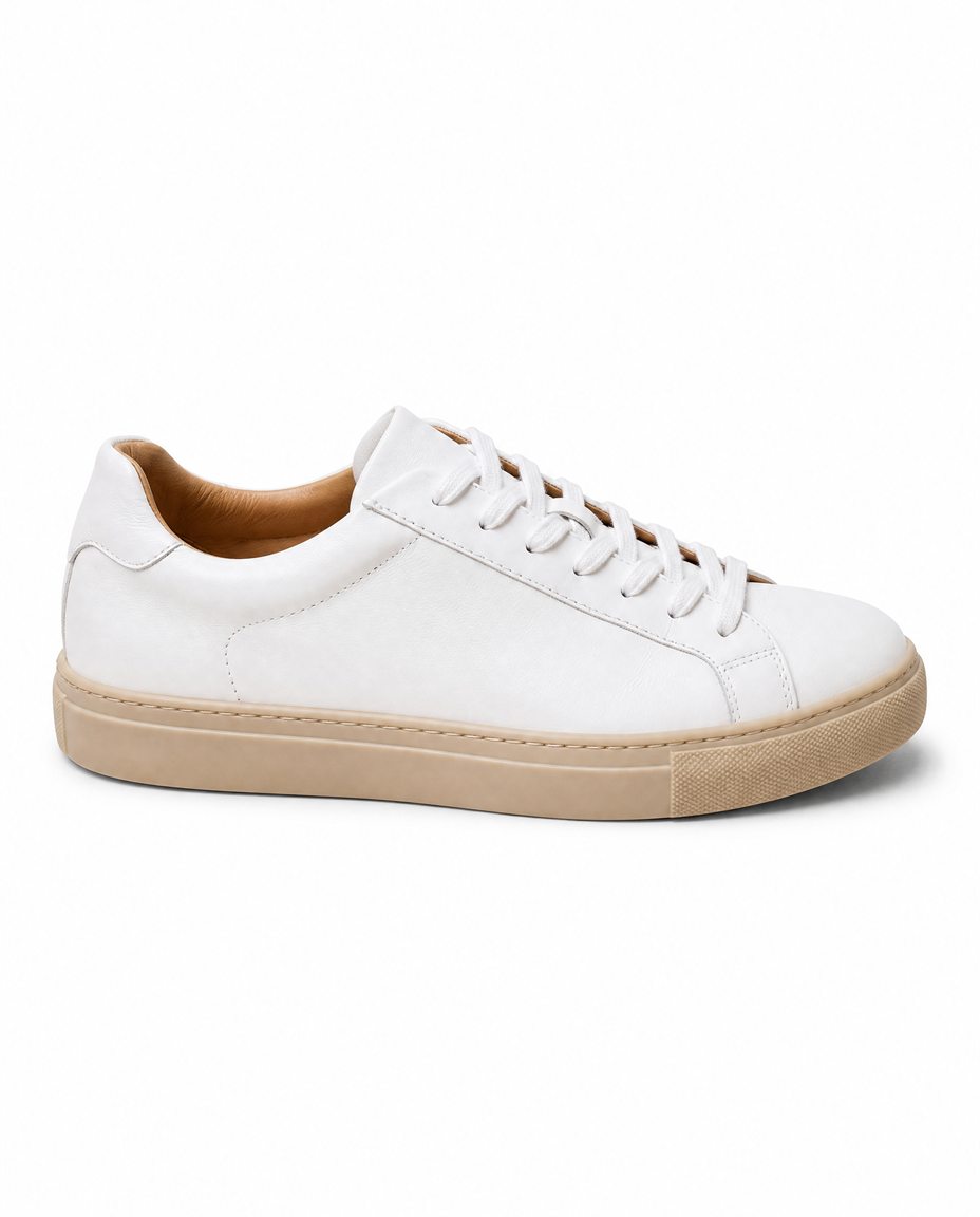 La misma zapatilla recortada sobre fondo blanco puro, packshot para la ficha de producto